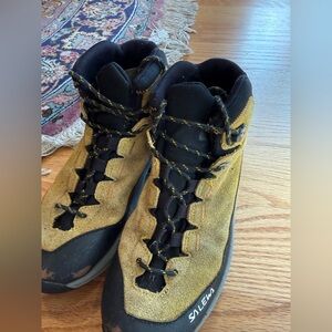Boys suede Hiking Boots from Salewa. Italian.